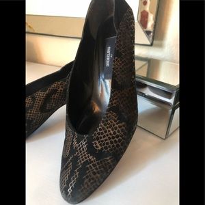 Size 9 Stuart weitzman can fit 8.5. Very nicely